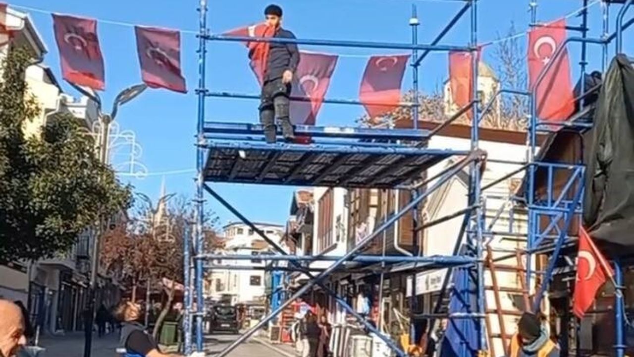 Edirne'de Saraçlar Caddesi'nde işçinin Türk bayrağına saygısı takdir topladı