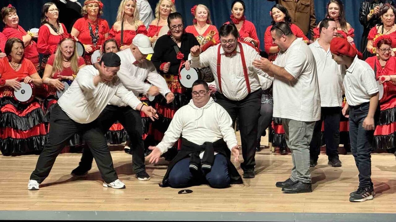 Edirne'de Sevgi_li Günebakanlar Kadın Darbuka Grubu, Engelliler Günü Konserinde Coşkuyu Yükseltti
