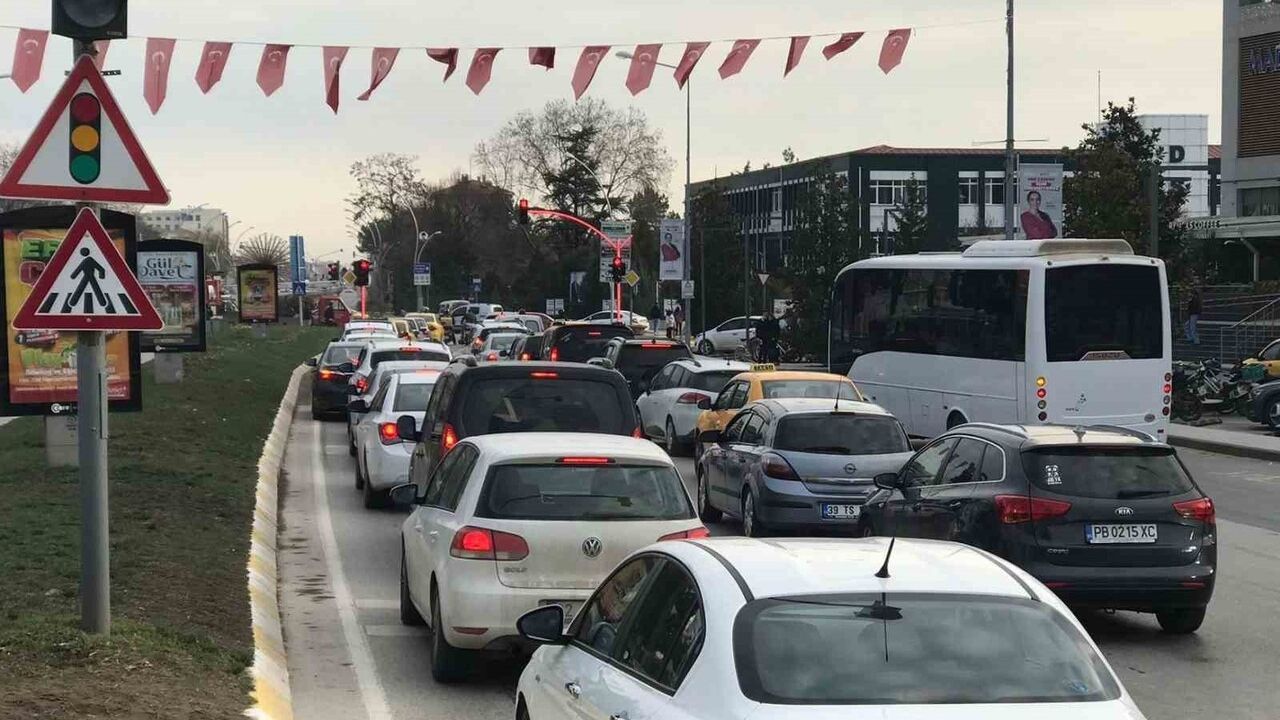Edirne’de trafiğe kayıtlı 207 bin 555 araç: Otomobil ve motosiklet öne çıktı
