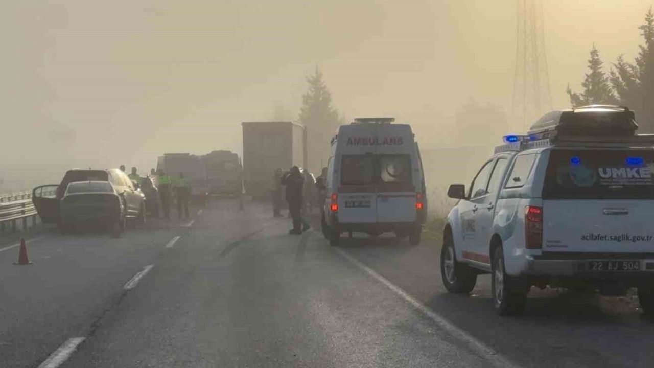 Edirne'de Yoğun Sis Nedeniyle 10 Araçlı Zincirleme Kaza: 5 Yaralı