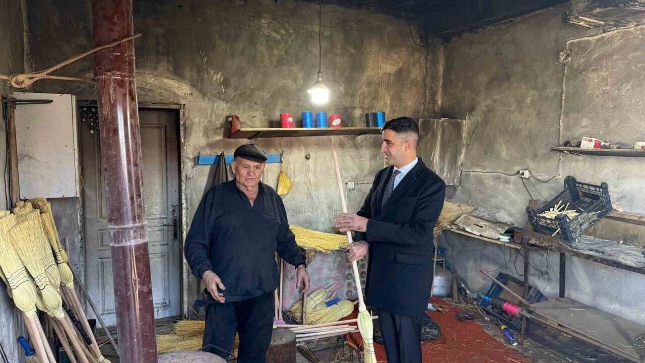 Edirne Hacıköy'de 30 Yıldır El Yapımı Süpürge Üreten Usta