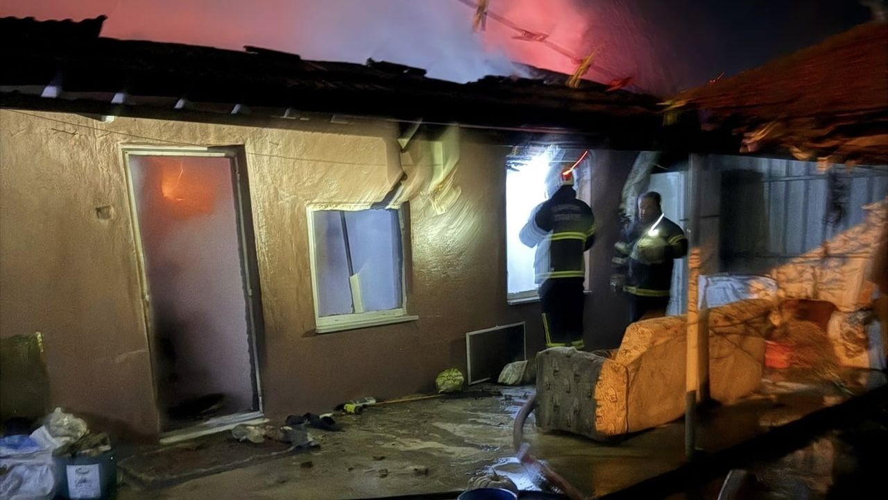 Edirne Havsa'da müstakil ev yangını: Yaşlı kadına ait ev kullanılamaz hale geldi