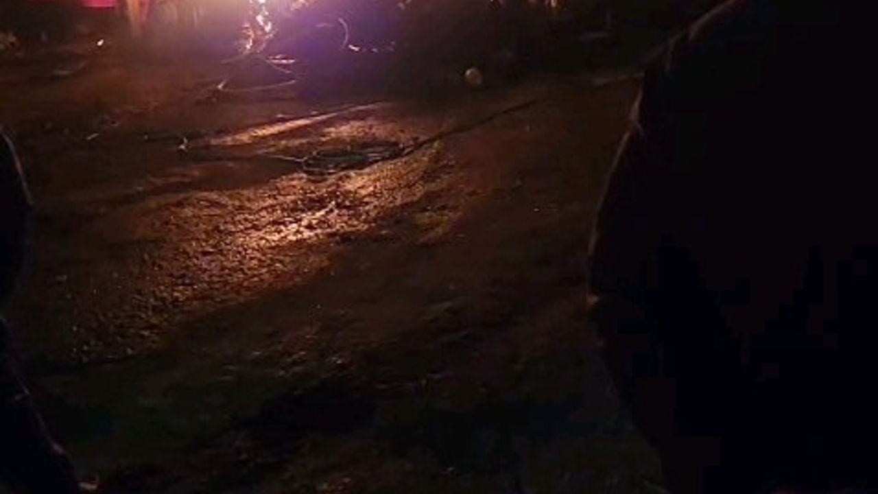 Edirne İpsala'da ahır yangını üç evi kullanılamaz hale getirdi