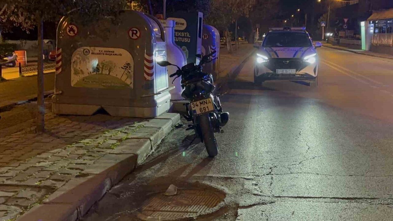 Edirne Muammer Aksoy Caddesi'nde otomobil ile motosiklet çarpıştı: 1 yaralı