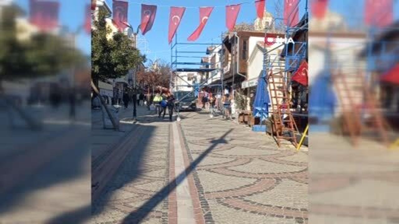 Edirne Saraçlar Caddesi'nde İşçi Türk Bayrağına Saygı Gösterdi