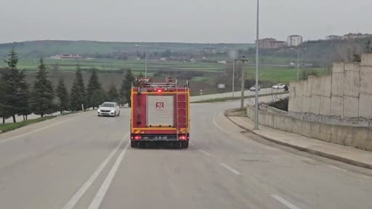 Edirne Sarayiçi'nde Park Halindeki Kamyon Yangında Hasar Gördü