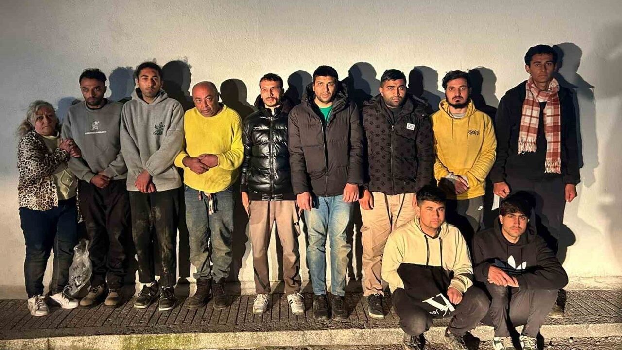 Edirne Uzunköprü'de Yunanistan’a geçmeye çalışırken 32 kaçak göçmen yakalandı