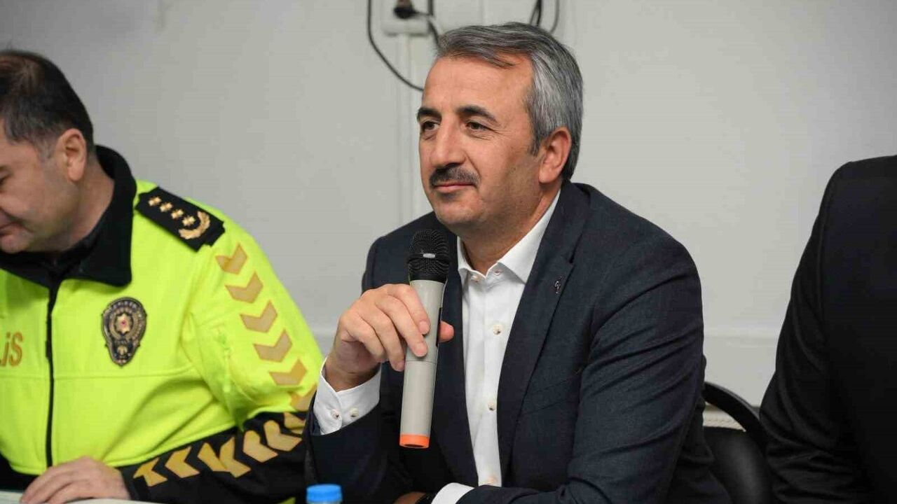 Edirne Valisi Sezer, Çavuşbey Mahallesi'nde çocukların eşofman ve yaşlı kadının tekerlekli sandalye talebini dinledi