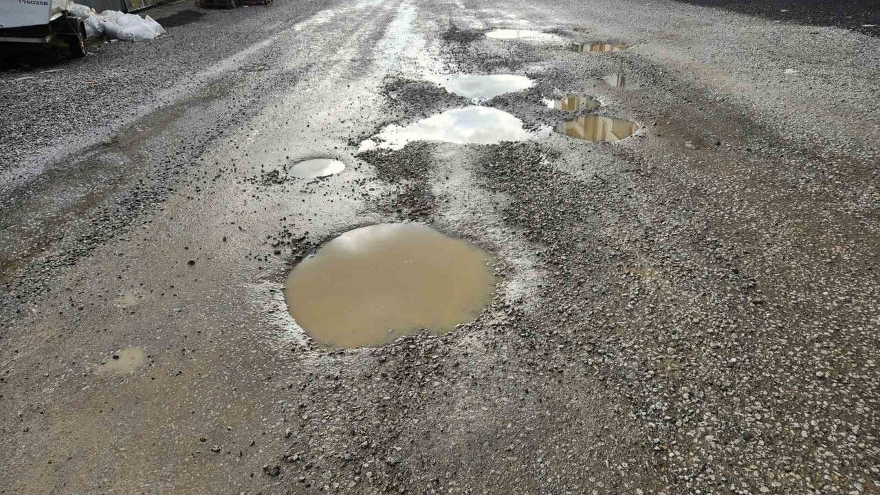 Edremit Kadıköy’de yenilenen sanayi yolunda bir buçuk ayda çukurlar oluştu