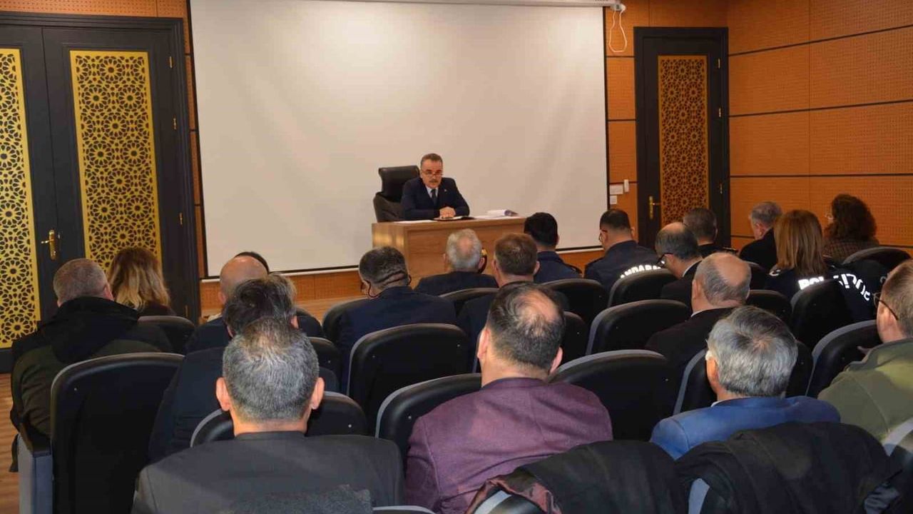 Edremit'te İlçe İdare Şube Başkanları Toplantısı: Vatandaş Odaklı Hizmet ve 2025 Faaliyetleri Ele Alındı