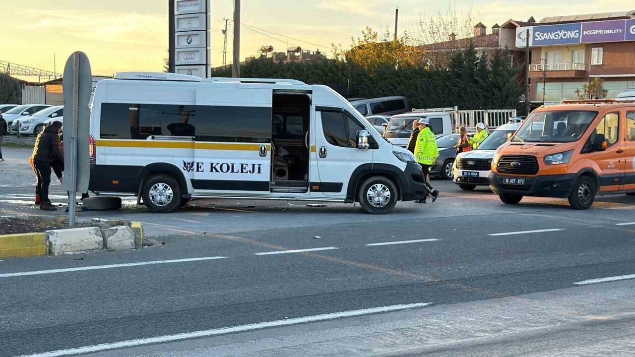 Edremit’te öğrenci servisi ile otomobil çarpıştı: 7 yaralı