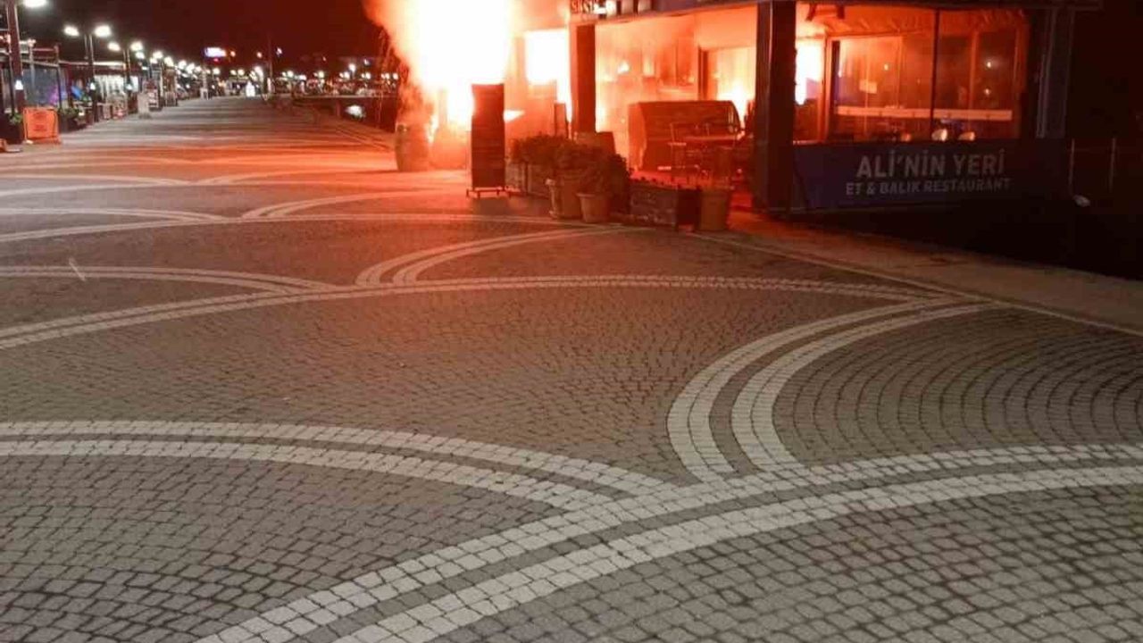 Edremit’te sahil şeridindeki iş yerinde çıkan yangın itfaiye tarafından söndürüldü