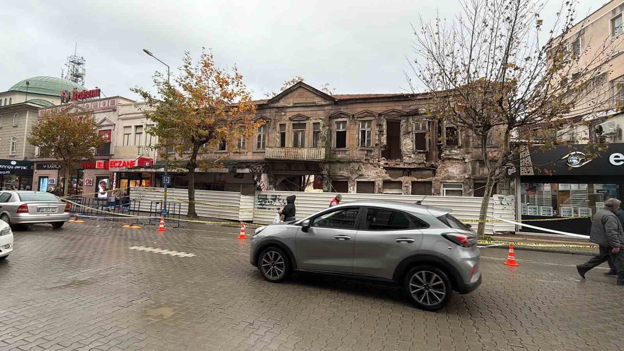 Edremit’te Tarihi Binanın Bir Bölümü Sağanakta Yıkıldı