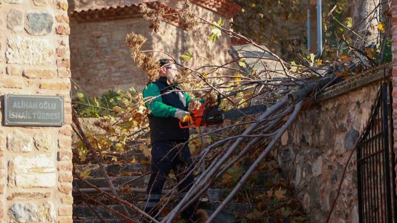 Efeler’de Alihan Oğlu İsmail Türbesi temizlendi; tarihi yapı korunuyor