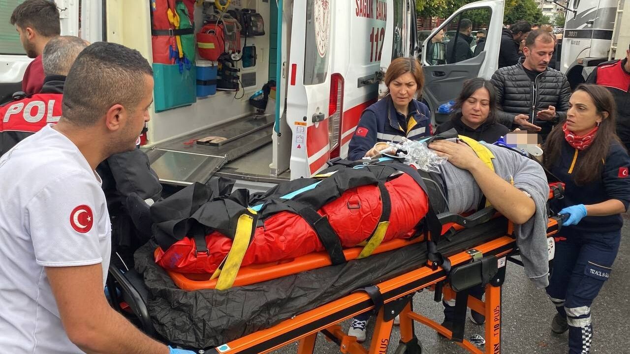 Efeler'de hafriyat kamyonu ile çarpışan motosikletli kurye ağır yaralandı