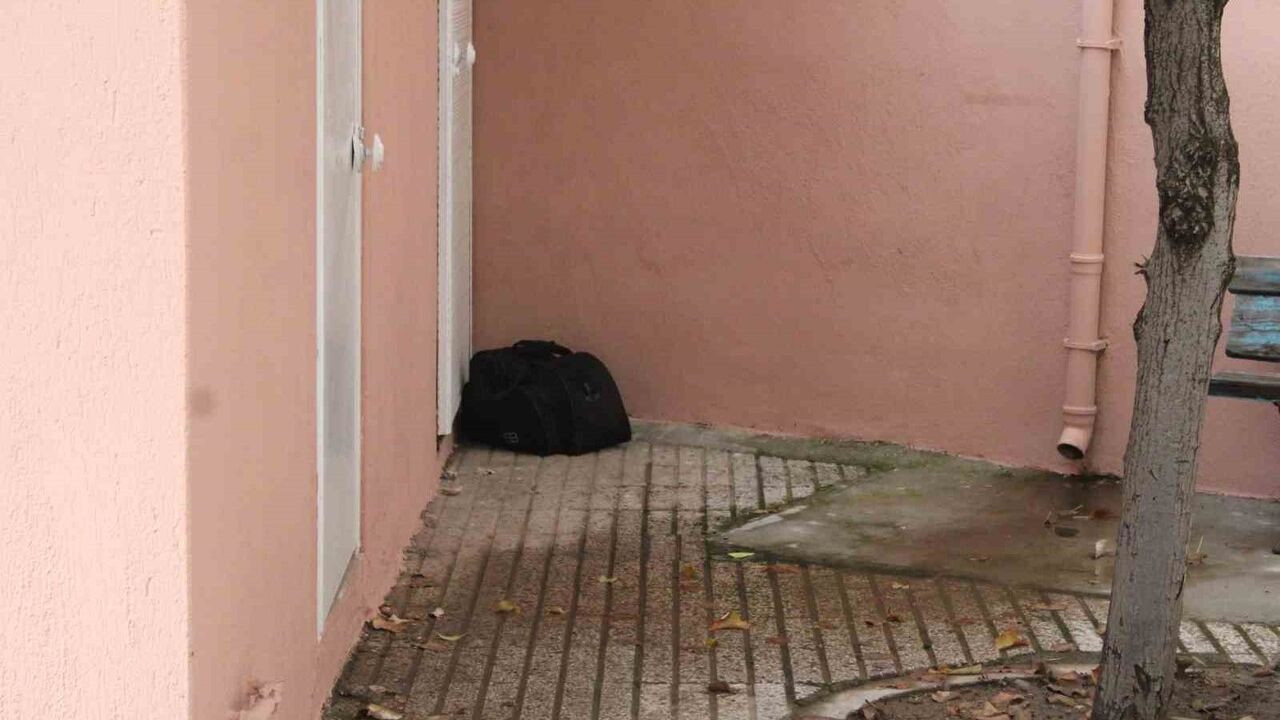 Efeler'de Konaklı Camii avlusundaki şüpheli çantadan kıyafet çıktı