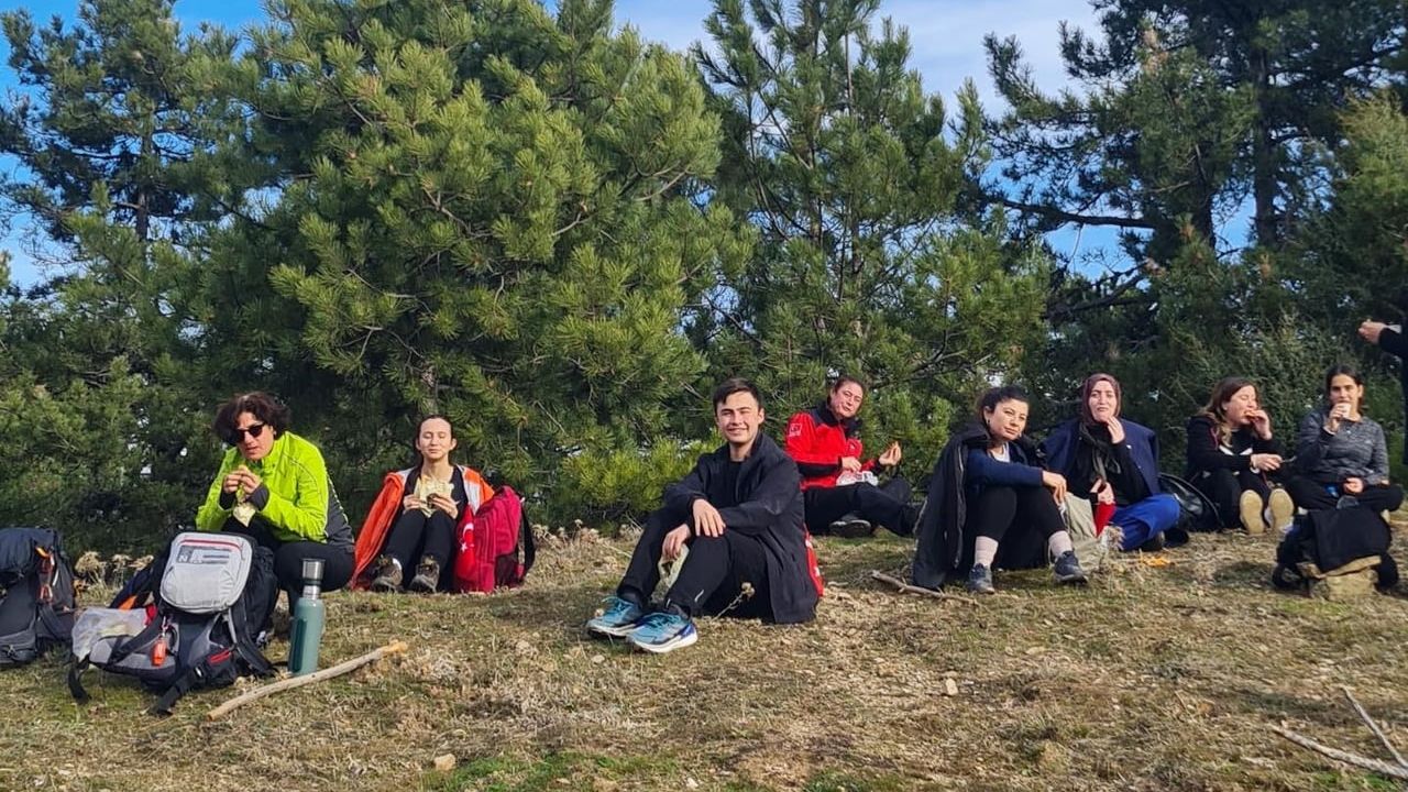 Efeler’de öğretmen ve öğrenciler Karlık Dağı zirvesinde Sarıkamış Şehitlerini andı