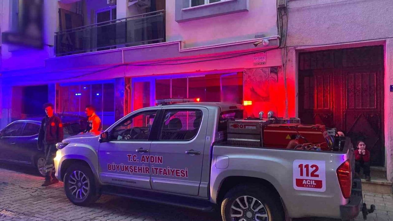 Efeler'de saç kurutma makinesi kaynaklı apart odası yangını itfaiyenin müdahalesiyle kontrol altına alındı