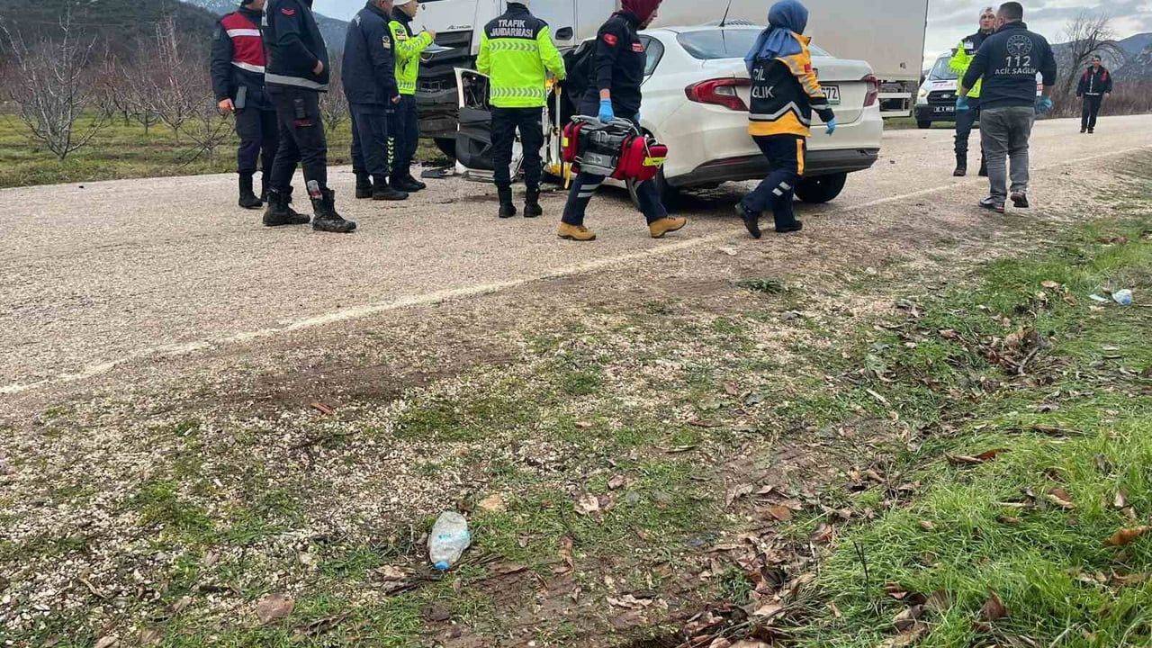 Eğirdir'de otomobil park halindeki kamyona çarptı: 2 kişi hayatını kaybetti, 1 kişi yaralandı