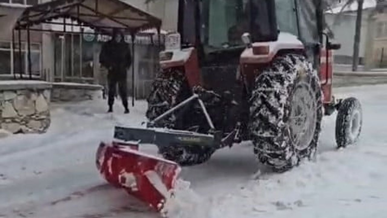 Elazığ Ağın’da Vatandaşlar Traktörlerle Karla Mücadele Ekiplerine Destek Verdi