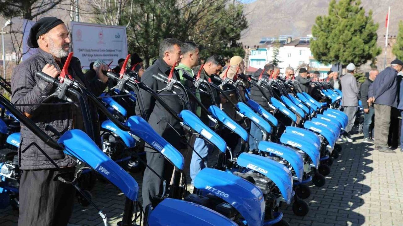 Elazığ Arıcak'ta 65 üreticiye çapa makinesi dağıtıldı