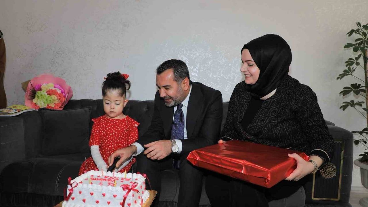 Elazığ Belediye Başkanı Şerifoğulları, 8 yaşındaki kelebek hastası Fatma’yı evinde ziyaret etti