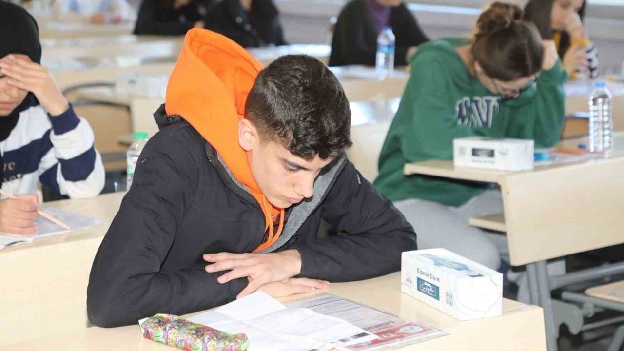 Elazığ Belediyesi 'Gelecek Sensin' kapsamında TYT-AYT adaylarına ücretsiz deneme sınavı düzenliyor