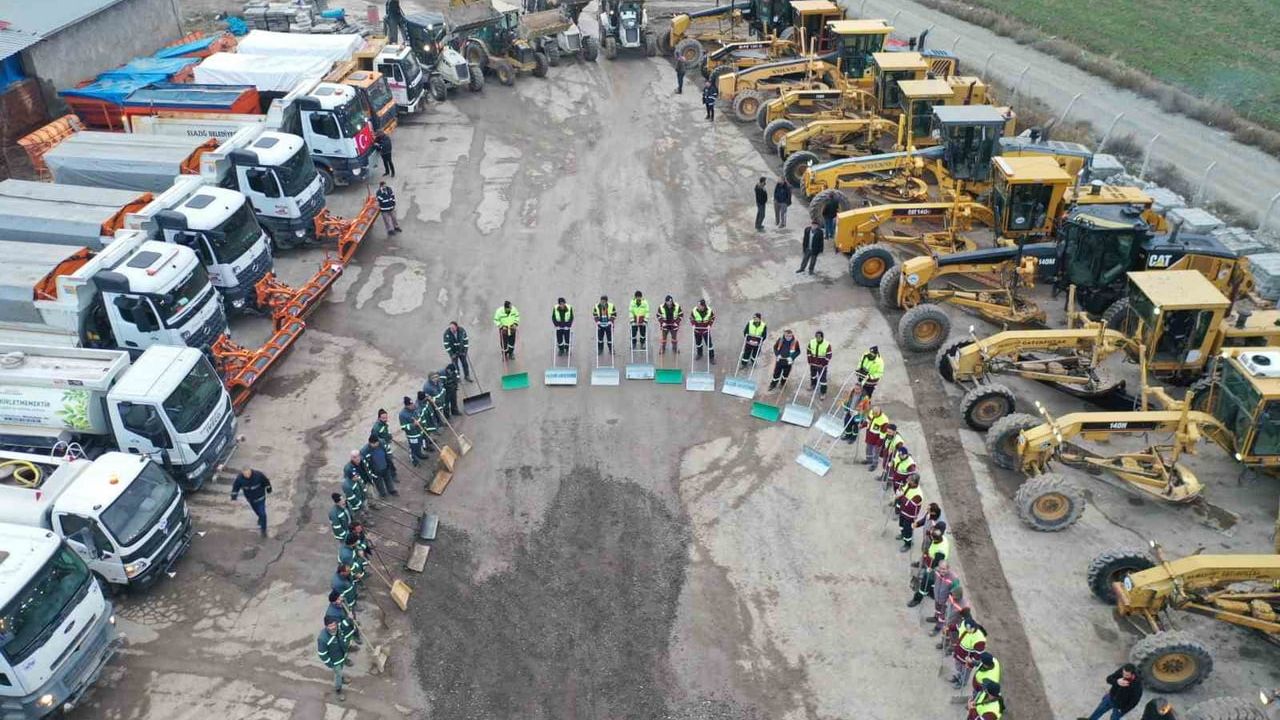 Elazığ Belediyesi karla mücadele için 215 personel ve 61 araçla hazır