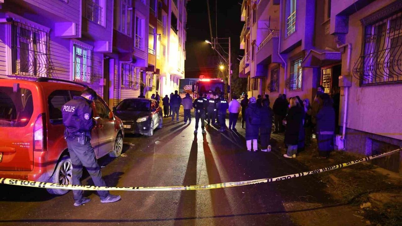 Elazığ'da 1. kattaki ev yangını: 2 kişi dumandan etkilendi