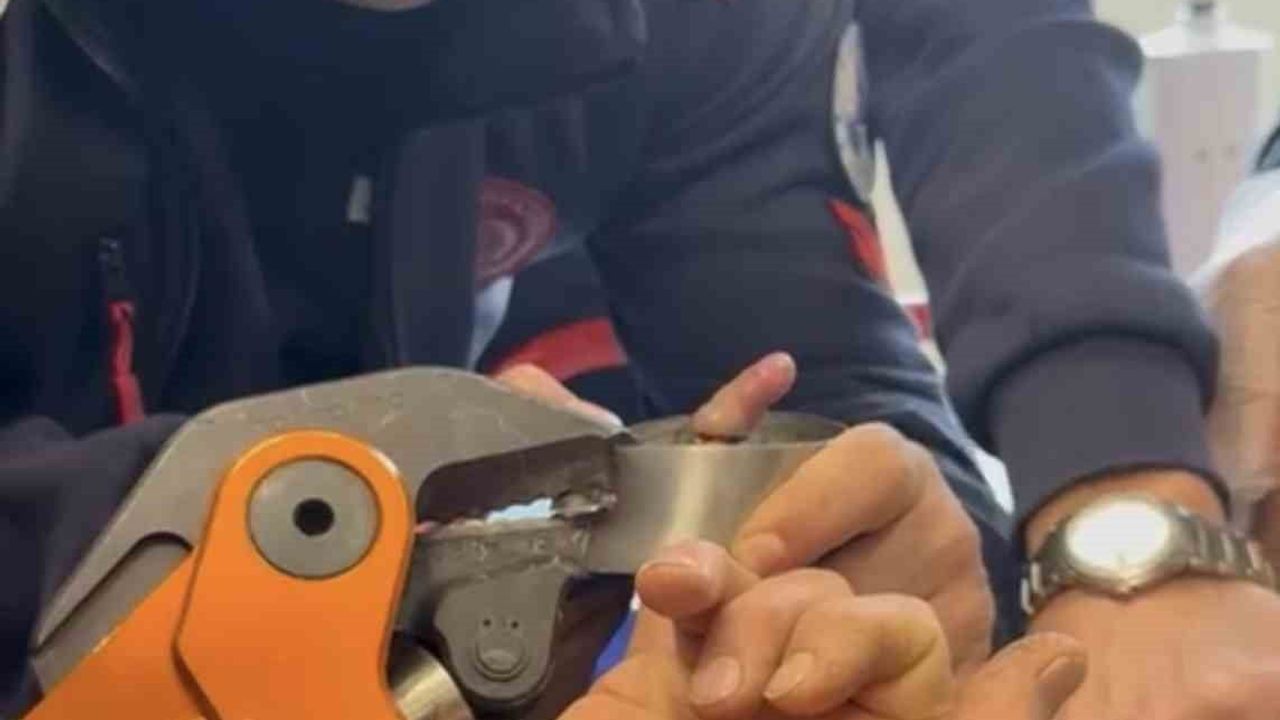 Elazığ'da 1 yaşındaki bebeğin parmağı çelik küllükte sıkıştı, itfaiye müdahale etti