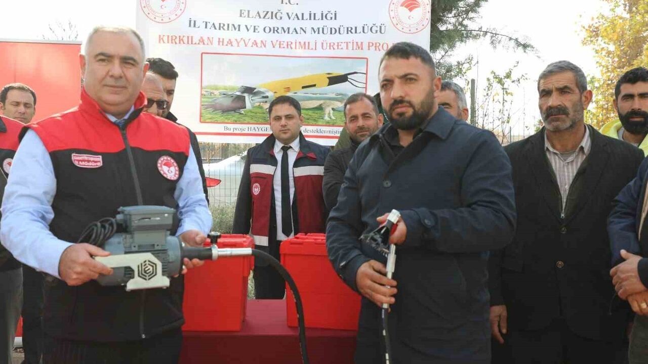 Elazığ'da 20 üreticiye koyun-keçi kırkım makinası verildi