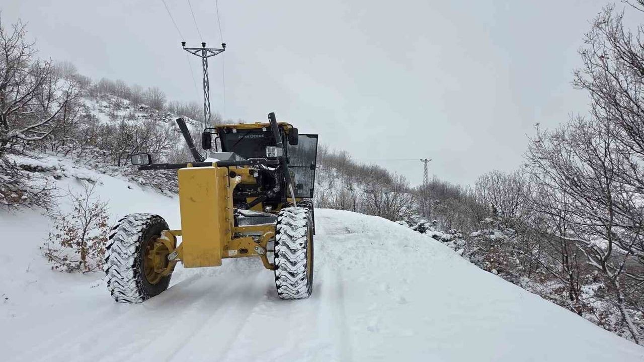 Elazığ’da 88 köy yolunda kar çalışmaları sürüyor