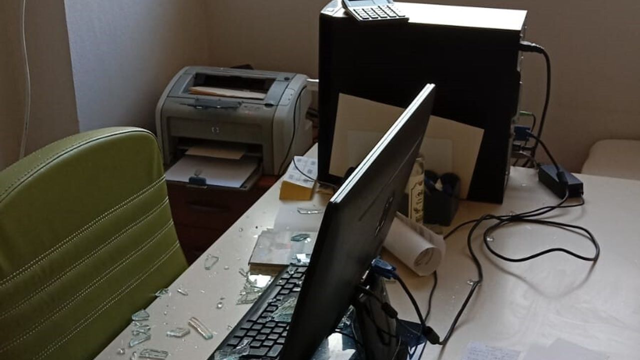 Elazığ'da aile sağlığı merkezine taşlı saldırı: Doktora tehdit notu bırakıldı