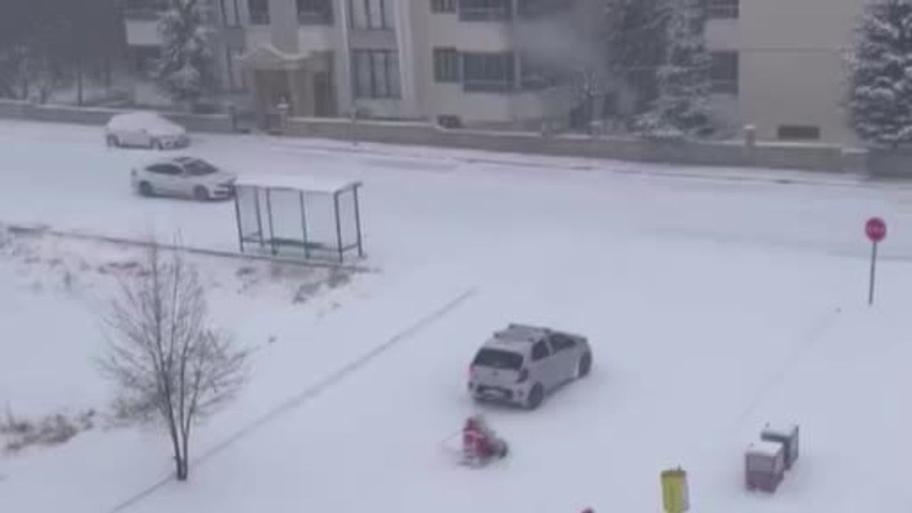 Elazığ'da araçla çekilen kızak trafikte tehlike oluşturdu