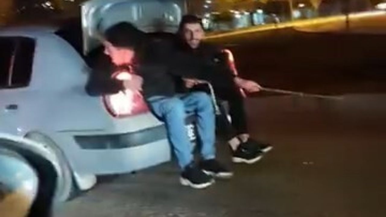 Elazığ'da arızalanan TOFAŞ Doğan'ın iple çekilmesi cep telefonuna yansıdı