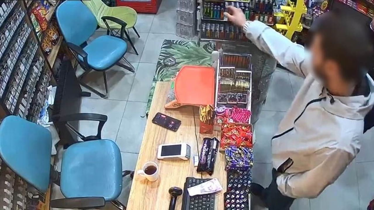 Elazığ’da büfeden çakmak çalan şüpheli güvenlik kamerasında