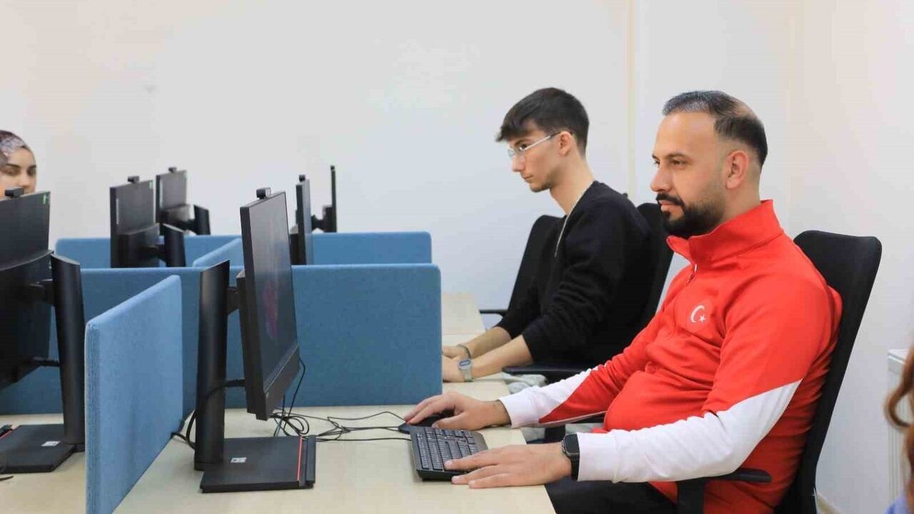 Elazığ’da 'Bugünün gençleri geleceğin meslekleri' projesi: Dijital eğitimler Engelsiz Yaşam Merkezi'nde sürüyor