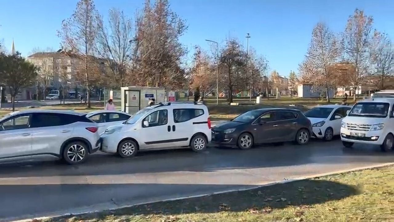 Elazığ'da buzlanma zincirleme kazaya yol açtı: Merkez Vali Fahri Bey Caddesi'nde 6 araç hasar gördü