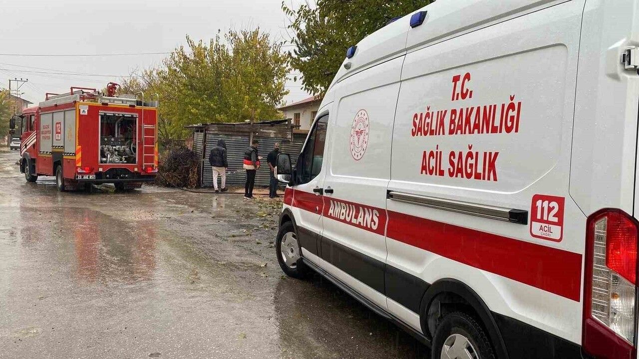 Elazığ'da çatı yangını: Sürsürü Mahallesi'nde bir kişi dumandan etkilendi
