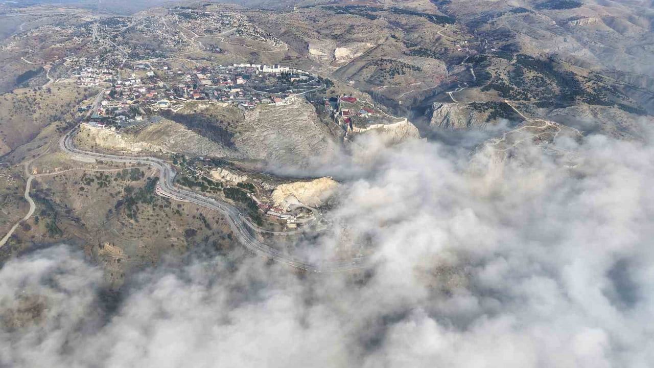 Elazığ'da Drone ile Havadan Görüntülenen Sis: Harput'ta Kartpostallık Manzaralar