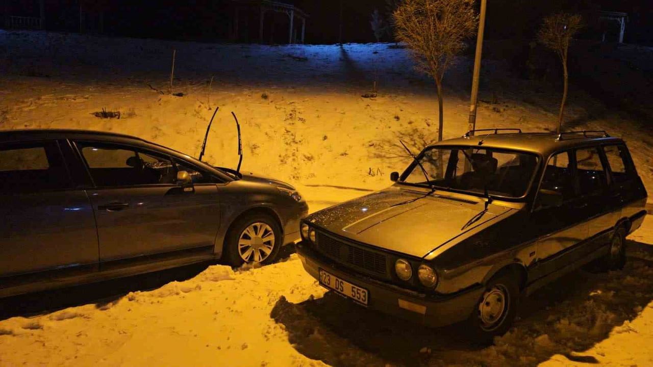 Elazığ'da eksi 4 derece: Vatandaşlar araç camlarını kilimle koruyor