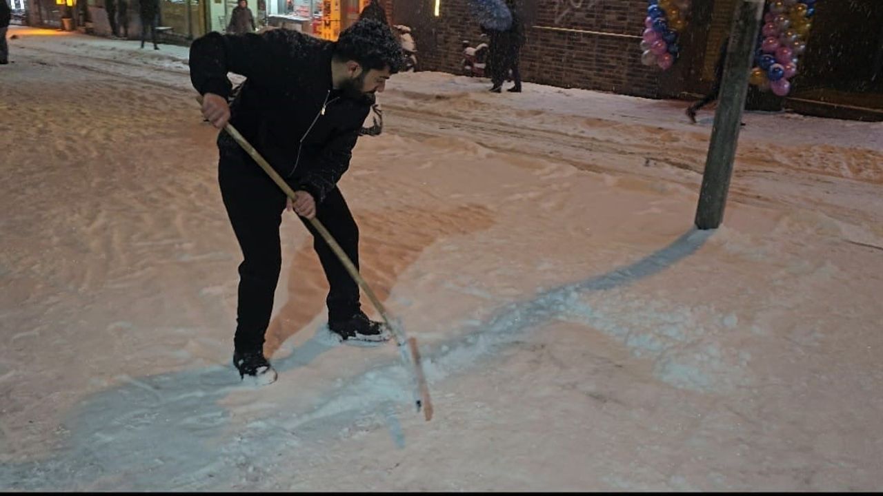 Elazığ'da esnaf iş yeri önündeki karı temizliyor