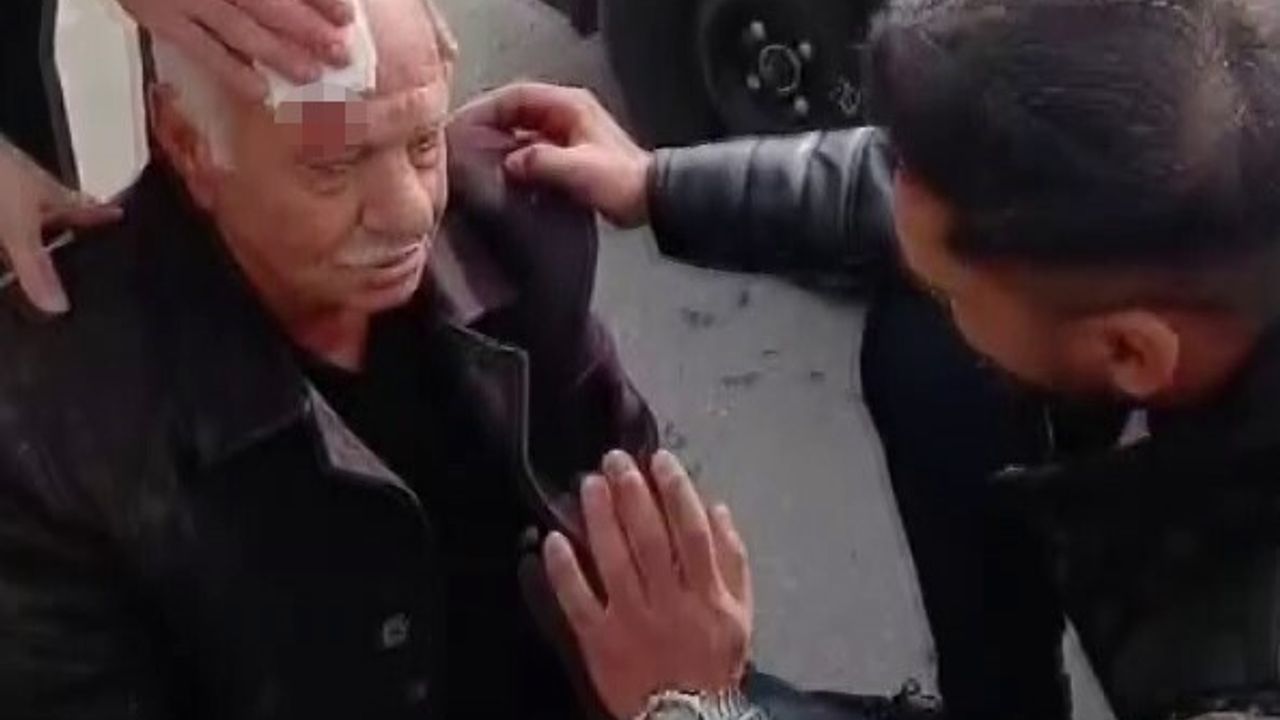 Elazığ'da Gazi Caddesi'nde otomobil çarpması sonucu yaşlı adam yaralandı