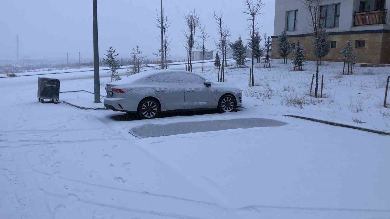 Elazığ’da gece başlayan kar yağışı kent merkezini beyaza bürüdü