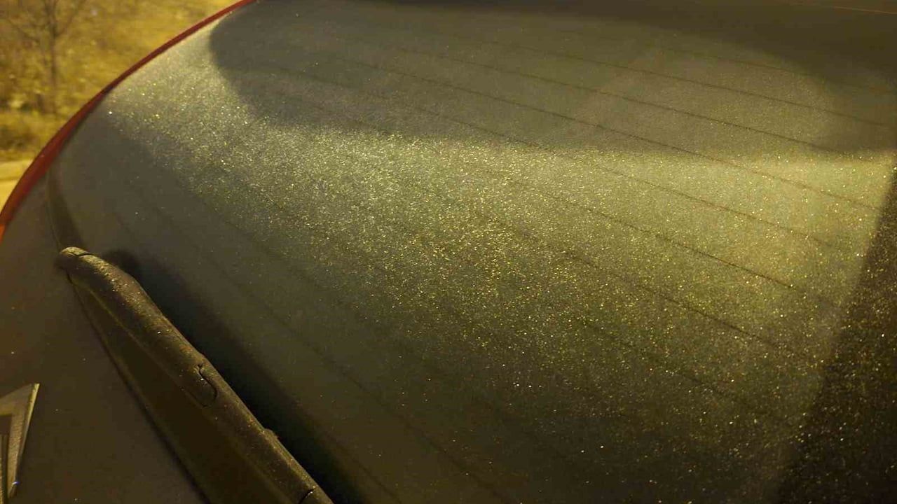 Elazığ'da Gece Sıcaklıkların Düşmesiyle Araç Camları Buz Tuttu