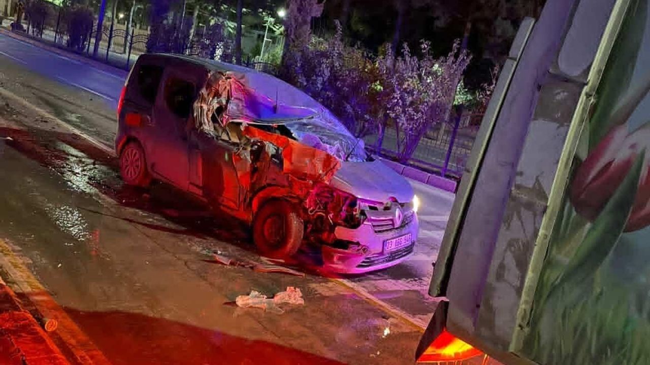 Elazığ'da hafif ticari araç belediye temizlik aracına çarptı: 1 yaralı