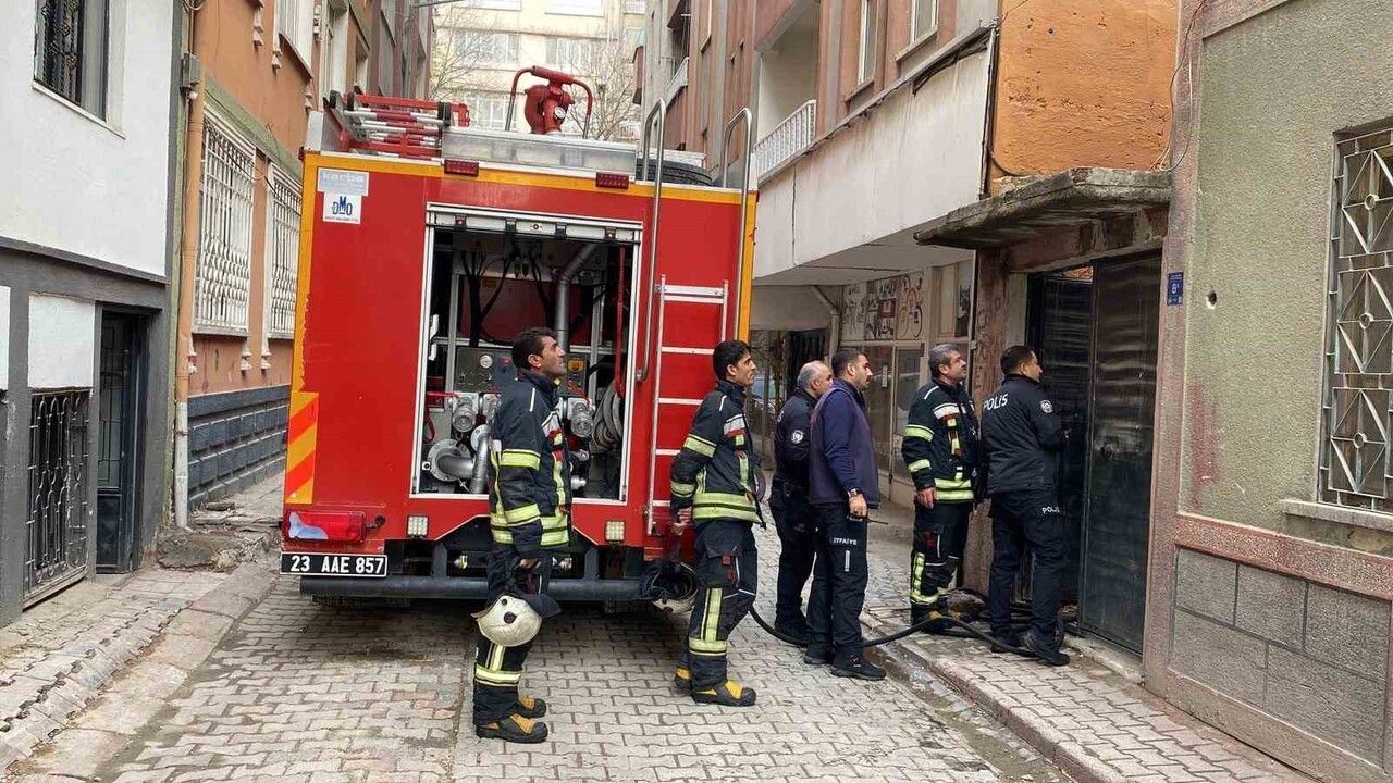 Elazığ'da iki katlı metruk binada yangın — İtfaiye söndürdü, yapı son bir haftada üçüncü kez yandı