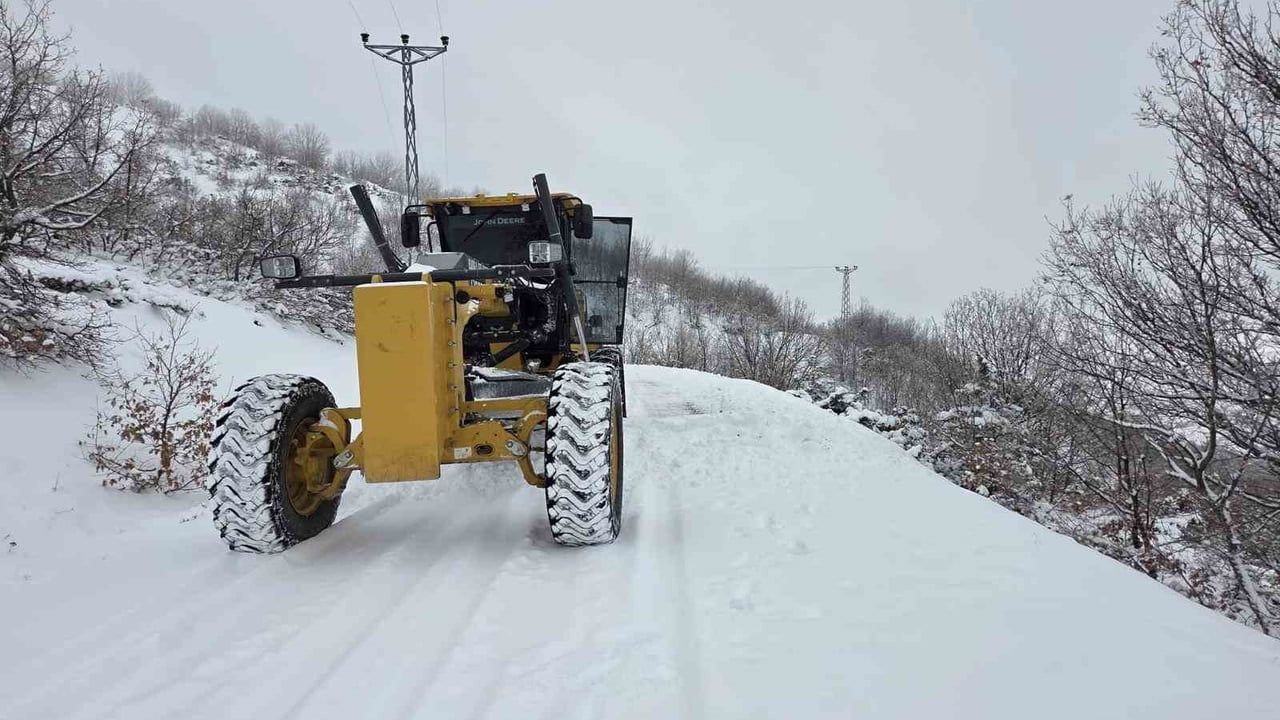 Elazığ'da kar çalışmaları: 423 köy yolundan 96'sı yeniden ulaşıma açıldı