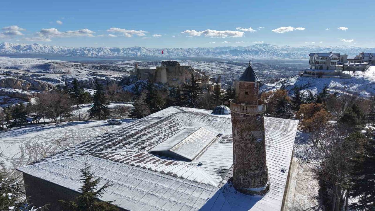 Elazığ'da kar Harput'u beyaza bürüdü — Tarihi mahalle dronla görüntülendi