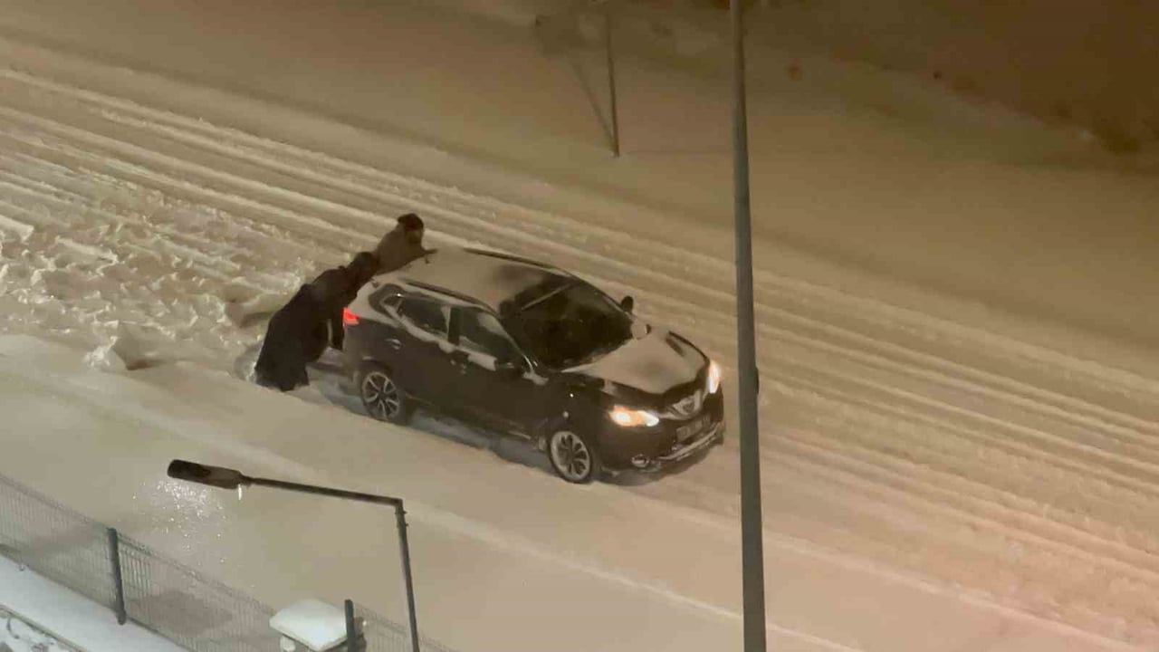 Elazığ'da kar nedeniyle yolda kalan araçlar vatandaşların el birliğiyle çıkarıldı